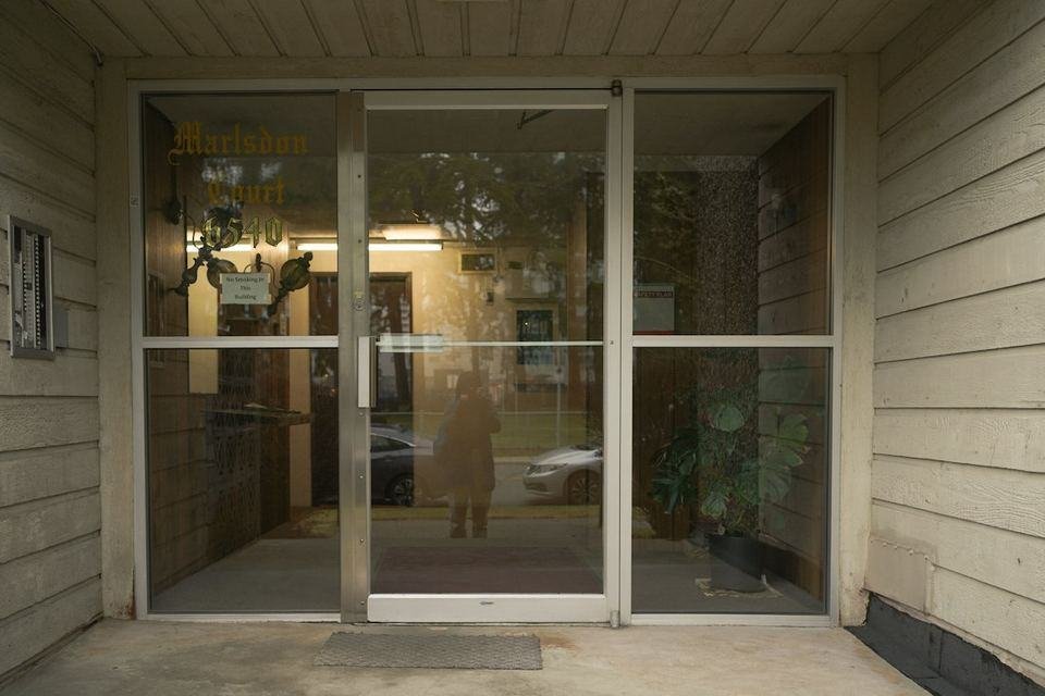 Entrée d'un immeuble résidentiel — Laval